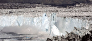 Gletscherkalben: Ein Eisberg entsteht an der Bruchkante des Columbia Gletschers in Alaska