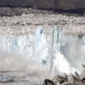 Gletscherkalben: Ein Eisberg entsteht an der Bruchkante des Columbia Gletschers in Alaska